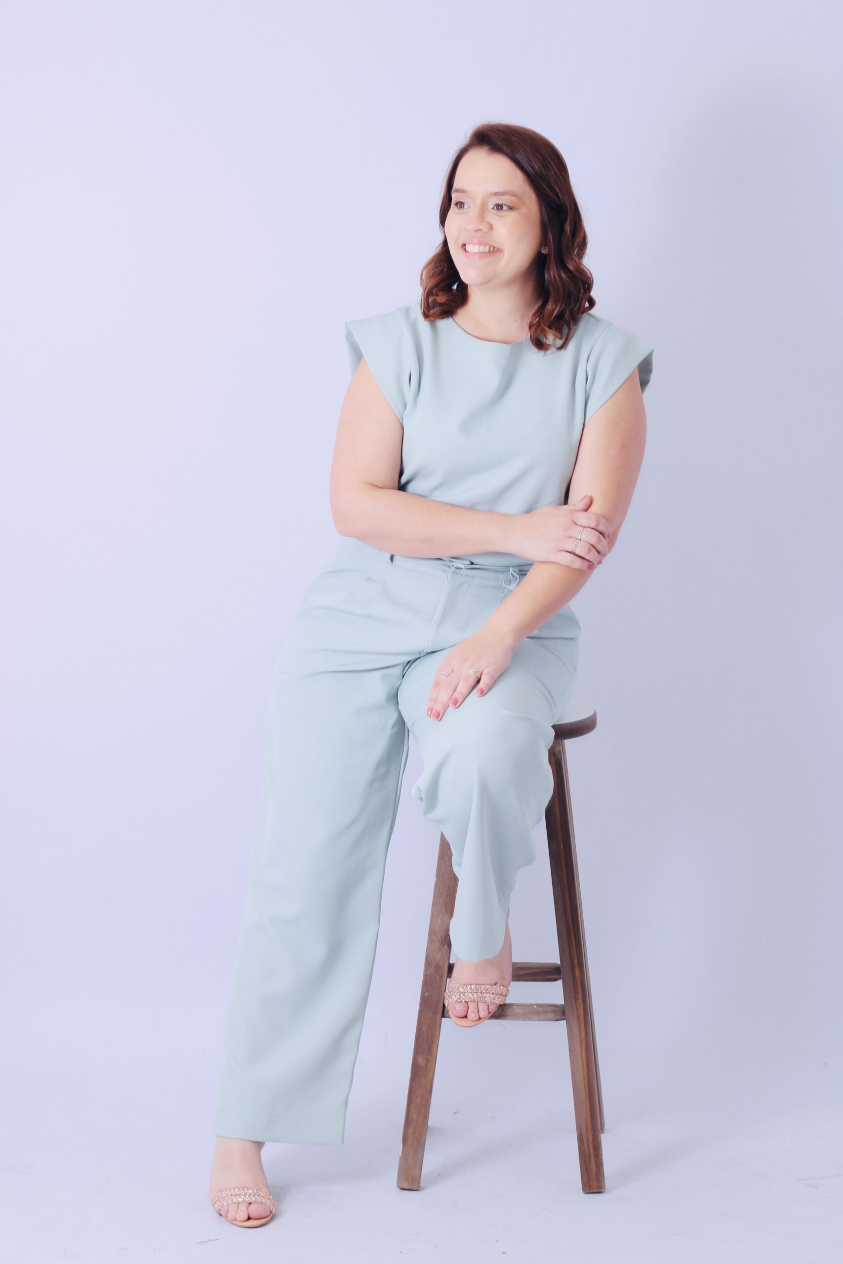 Rafaelle Nishida - Helpé Podologia - Podologa - Sentada