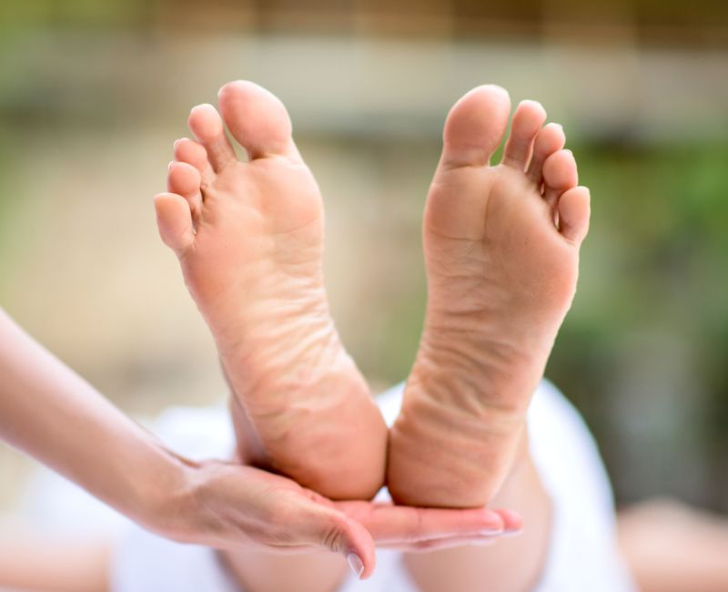 Pés saudáveis segurados pela podologa - Helpé Podologia